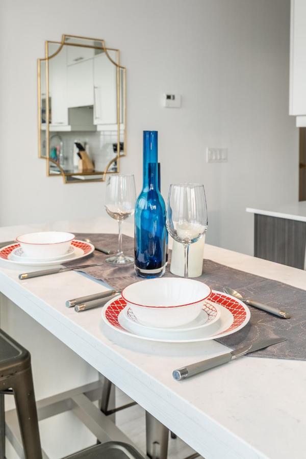 טורונטו Luxury 2 Bedroom In The Heart Of Entertainment District W/ Cn Tower View מראה חיצוני תמונה