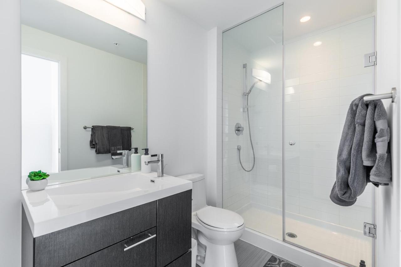 טורונטו Luxury 2 Bedroom In The Heart Of Entertainment District W/ Cn Tower View מראה חיצוני תמונה
